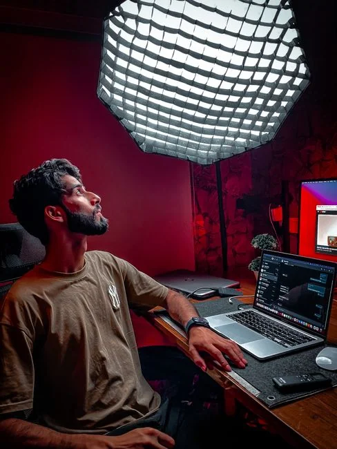 Un écran d’ordinateur moderne affichant un travail de conception web, mettant en valeur des visuels créatifs dans un espace de travail.
